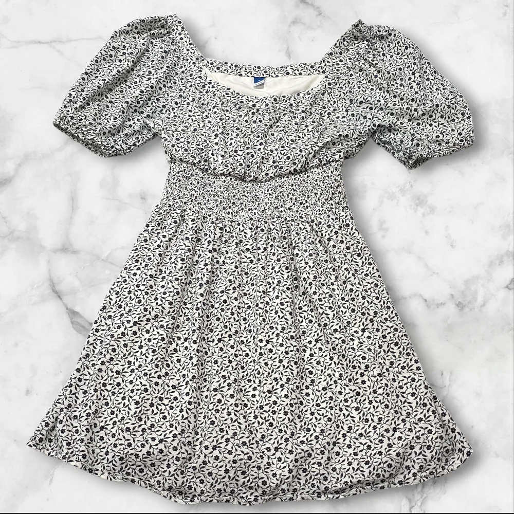 Old Navy Short Puffy Sleeve Floral Black & White Dress Size Medium (M) B9